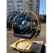 Підвісне крісло-кокон золотого кольору — комфорт для дому, саду та тераси